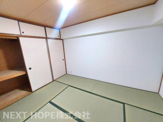 【和室】 | パストラル昆陽 | 和室６帖です♪足を伸ばして寛げる居室です！！小さなお子様の遊びスペースとしても活躍してくれます！！天袋付きの押入れも有り、たくさんの収納ができます！！