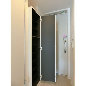 リブリ・KNウイングの玄関