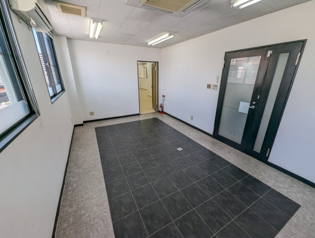 伸拓ビルの洋室