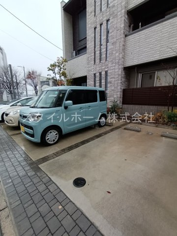 ベルフィオーレKの駐車場
