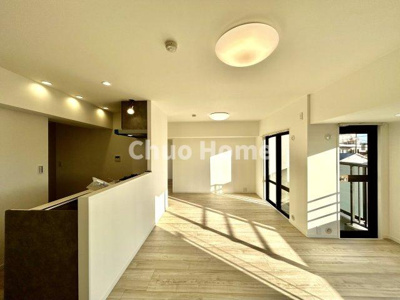 【キッチン】 | グリーンパーク新小岩 | 視界に広がりを生むオープンなキッチン。料理や片付けをしながら、家族との会話を楽しんだり、リビングで遊ぶ子どもを見守れます。ご見学時には家具の配置などもイメージしながらぜひご覧になって見て下さい。