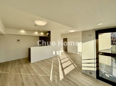 【ダイニング】 | グリーンパーク新小岩 | 【ダイニング】忙しい朝でも、しっかり家族が揃って食事をして頂けるゆとりある大きさのダイニングスペース。奥様が作る手料理をカウンター越しに受けとって頂き、テーブルで囲む素敵な時間を存分に愉しんで下さい。