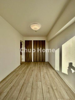 【寝室】 | グリーンパーク新小岩 | 【寝室】心と体をゆったりと安らげる主寝室。寝室のゆとりが大きい分だけ、暮らしの安らぎは深まります。一日の疲れを癒すだけでなく、ご夫婦の親密な語らいを紡ぎ出します