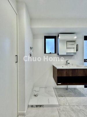 【ランドリースペース】 | グリーンパーク新小岩 | 【ランドリースペース】担当者がスケールを持ち歩いておりますので、ご見学時には現在お使いの洗濯機などがきちんと収まるかなどもチェックして下さい。見学前に測っておくと非常に便利だと思います。