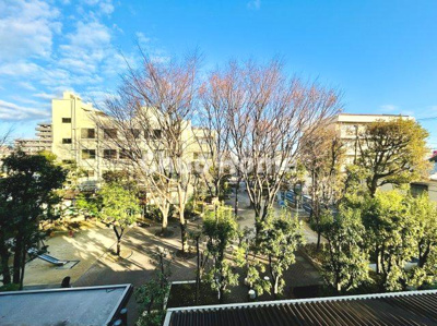 【展望】 | グリーンパーク新小岩 | 手を伸ばせば、ふれることが出来そうな環境が、そのままインテリアになったような印象です。その豊かな眺望にふさわしい空間には、通風・採光にも優れ、心地よい光と風があふれています