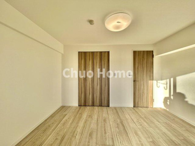 【洋室】 | グリーンパーク新小岩 | 【洋室】快適に過ごす条件は、一人ひとり違います。だからこそ飾り過ぎないシンプルな内装と偏り過ぎないデザインで統一しております。居住していく中でオーナー様だけの【マイホーム】に創り上げて下さい