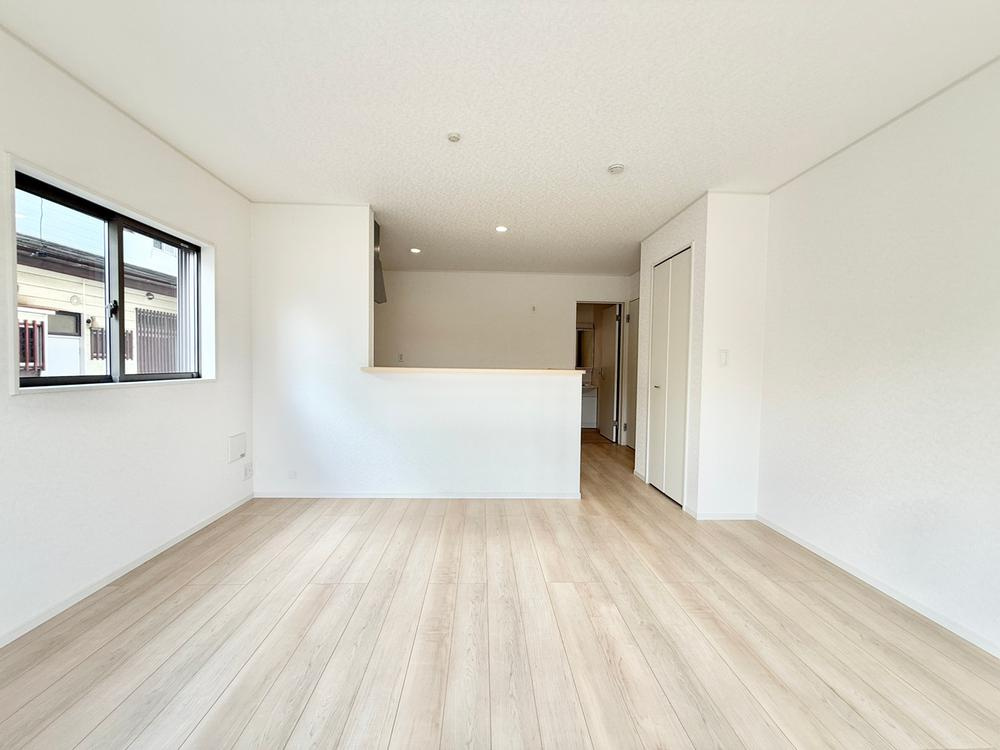 【Cradle garden】東久留米市滝山第11の居間・リビング|家族の集うリビングに差込む陽光は装いを変え空間に新たな彩りを加えます。採光良好なこの空間なら快適に過ごすことができますね。