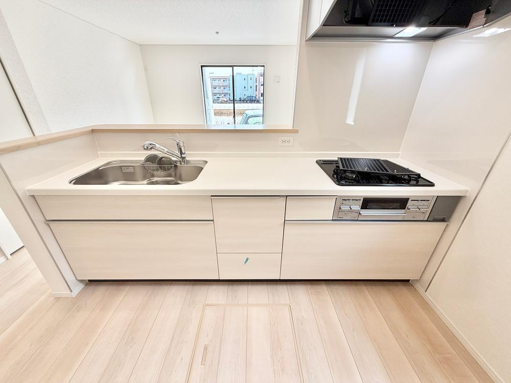 【Cradle garden】東久留米市滝山第11のキッチン|キッチンパネルは毎日のお料理で付着する油汚れなどをサッとひと拭きでキレイになる素材です。