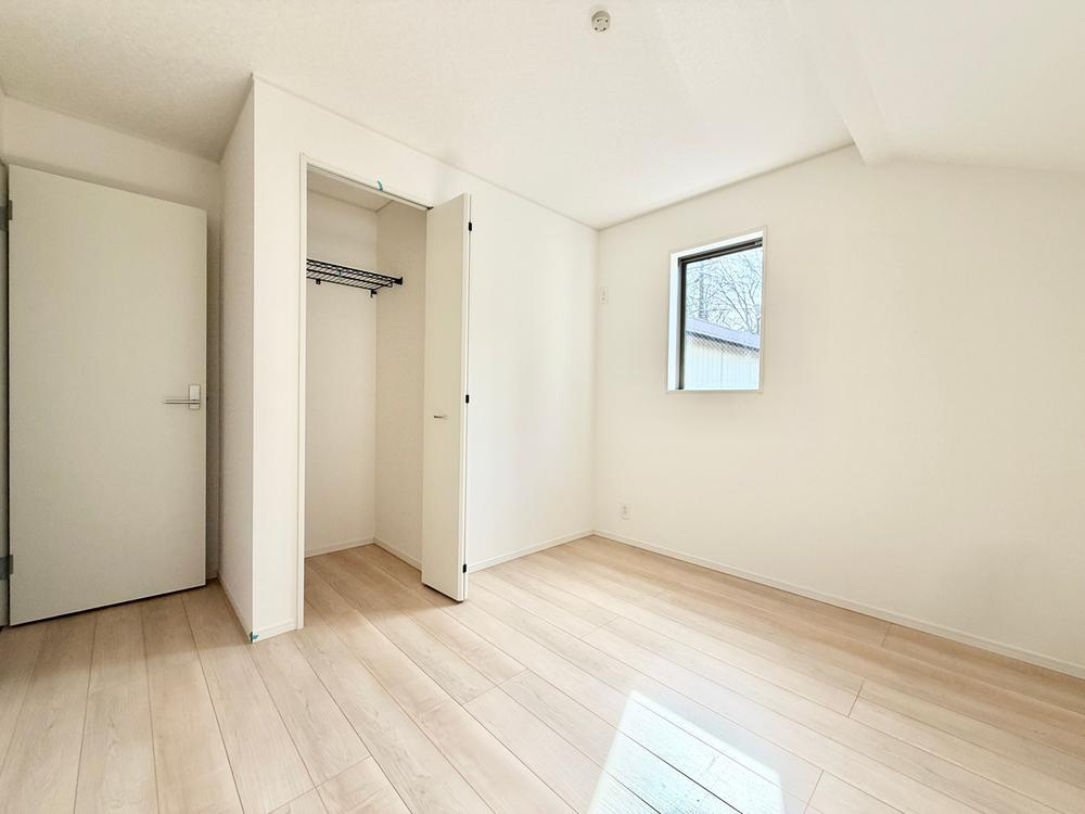 【Cradle garden】東久留米市滝山第11の洋室|全居室の窓は断熱・防露性に優れた「ペアガラス」を採用しております。ロックも３重になっておりますので防犯性能も安心の設備です