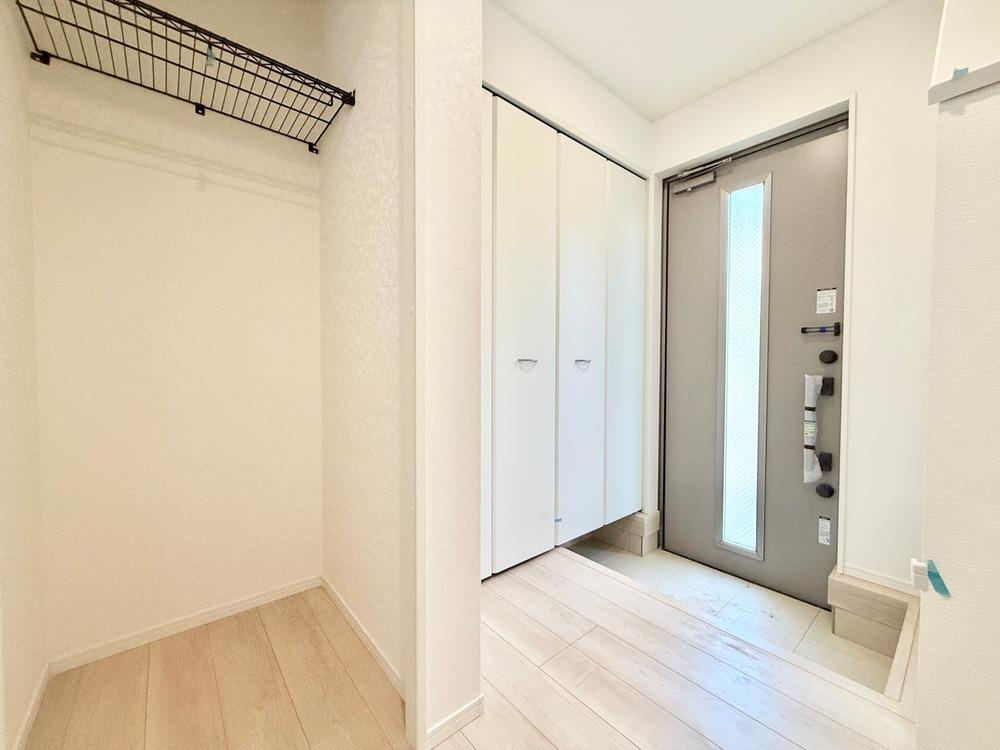 【Cradle garden】東久留米市滝山第11の玄関|天井まである玄関収納は背の高いブーツなども出し入れしやすいですね。きれいな玄関でお客様をお迎えできます。