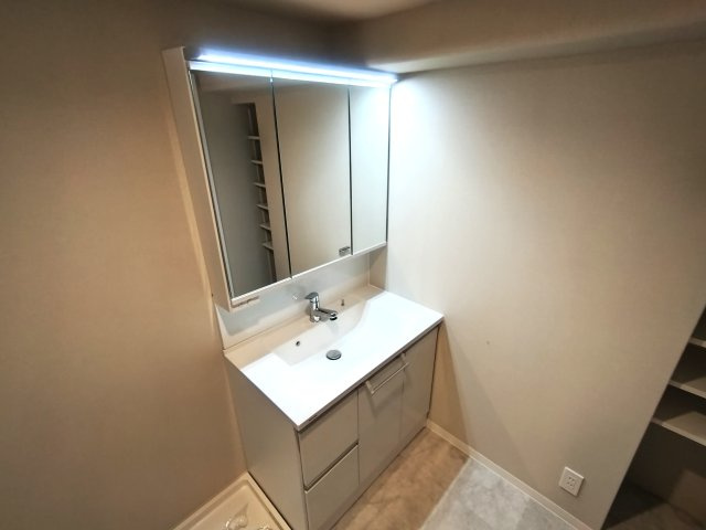 千里台スカイハイツC棟の洗面所|明るい洗面所です