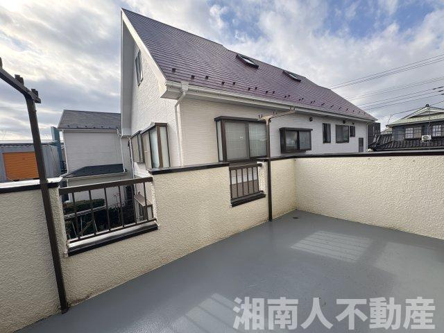 平塚市札場町　中古戸建　57.74坪のバルコニー|バルコニーからの眺めを楽しみながら食事をしませんか