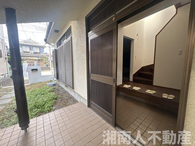 平塚市札場町　中古戸建　57.74坪の玄関|明るい玄関です