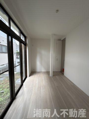 平塚市札場町　中古戸建　57.74坪の洋室|明るい洋室です