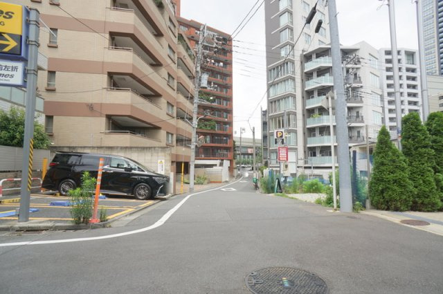 南青山７　土地の前面道路含む現地写真|☆接道状況☆
北側公道　幅員約4.0m　間口約16.2m
西側公道　幅員約5.8m　間口約10.5m