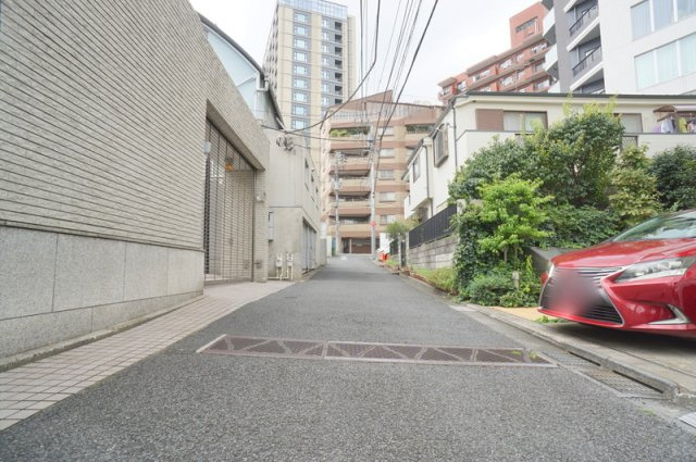 南青山７　土地の前面道路含む現地写真|☆接道状況☆
北側公道　幅員約4.0m　間口約16.2m
西側公道　幅員約5.8m　間口約10.5m