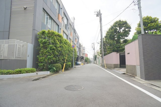 南青山７　土地の前面道路含む現地写真|☆接道状況☆
北側公道　幅員約4.0m　間口約16.2m
西側公道　幅員約5.8m　間口約10.5m