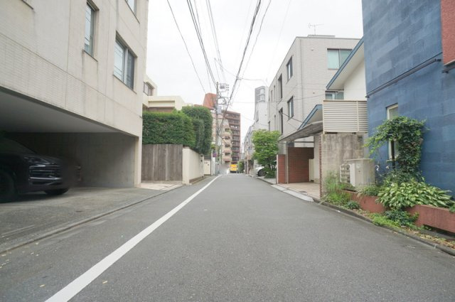 南青山７　土地の前面道路含む現地写真|☆接道状況☆
北側公道　幅員約4.0m　間口約16.2m
西側公道　幅員約5.8m　間口約10.5m