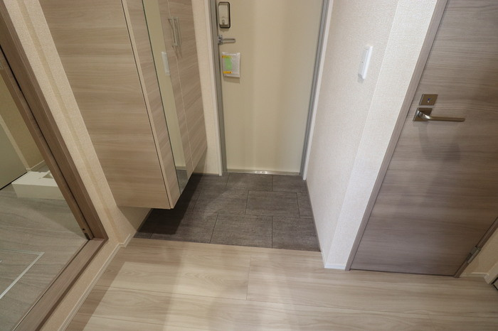 RESUA向中野　D棟の玄関