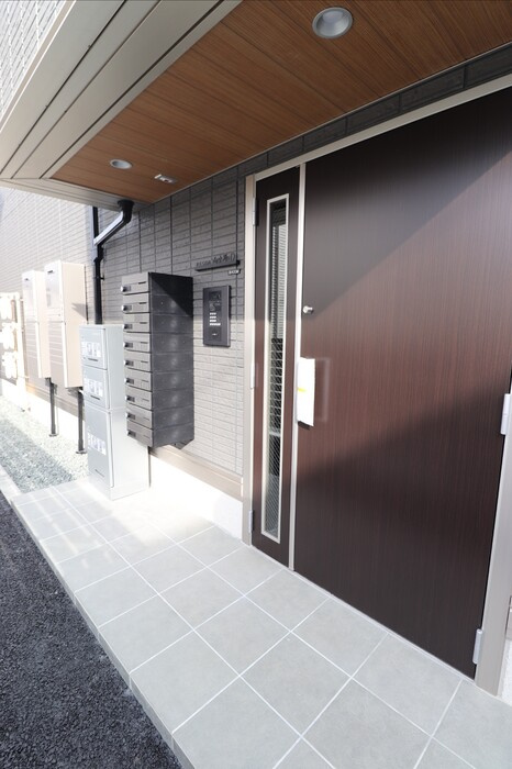 RESUA向中野　D棟のエントランス