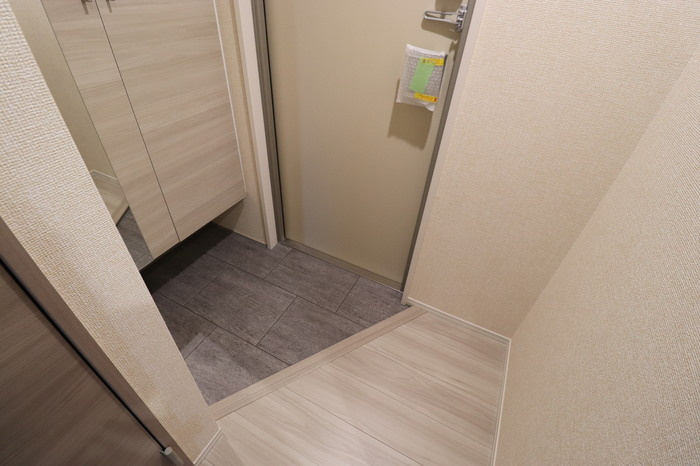 RESUA向中野　D棟の玄関