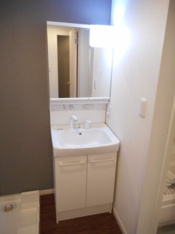 独立洗面台、小物を置くことができて便利です