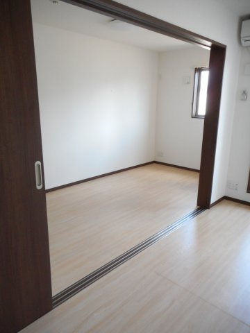 スタンダードな洋室です