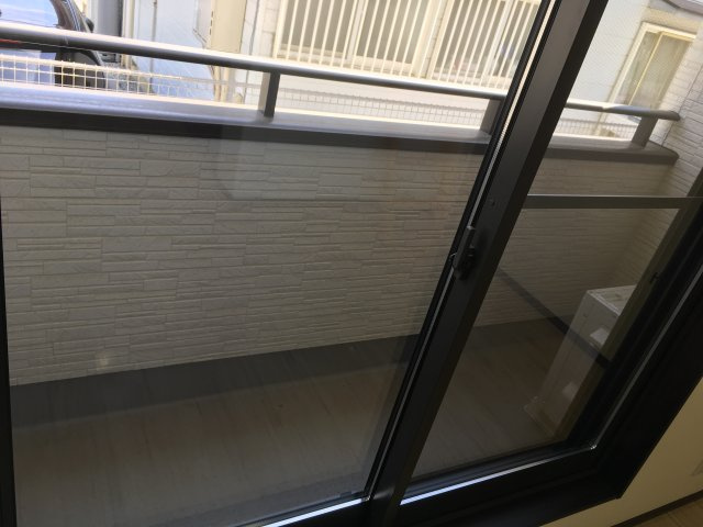 暖かな日差しのふりそそぐバルコニー