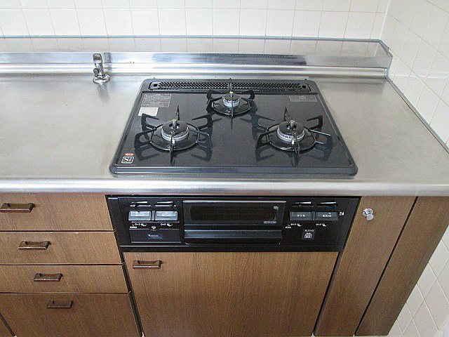 バードタウン2番館のキッチン|3口ガスコンロ・グリル付キッチン
※別号室の写真です。現況優先となります。