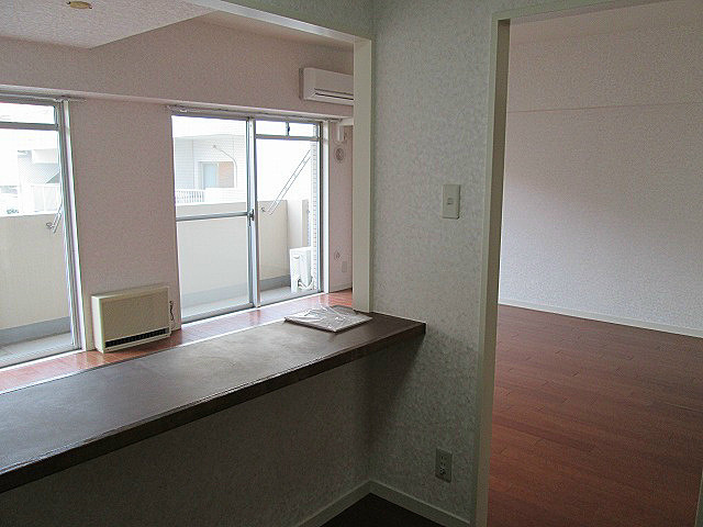 バードタウン2番館の居間・リビング|※別号室の写真です。現況優先となります。