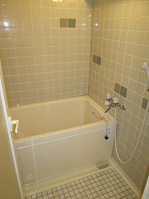 バードタウン2番館の浴室|追い焚き機能付きです
※別号室の写真です。現況優先となります。