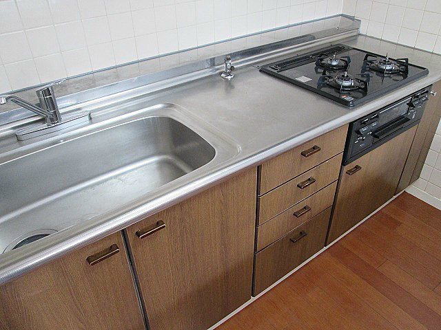 バードタウン2番館のキッチン|3口ガスコンロ・グリル付キッチン
※別号室の写真です。現況優先となります。