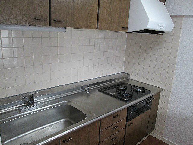 バードタウン2番館のキッチン|3口ガスコンロ・グリル付キッチン
※別号室の写真です。現況優先となります。