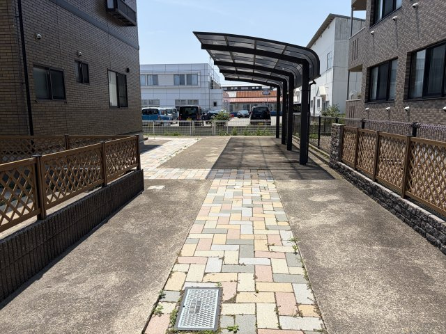 寺内イサノ貸家の駐車場|カーポート2台縦列、その他に2台駐車可