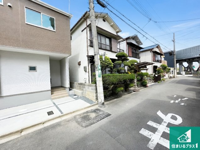 高槻市野田　第1期　新築一戸建ての前面道路含む現地写真|周辺は閑静な住宅街！前面道路広々で車の出し入れも便利です。駐車が苦手な方でも安心して車庫入れできます！