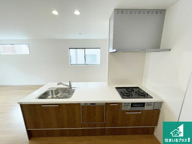 高槻市野田　第1期　新築一戸建てのキッチン|リビングと統一感があり、使い勝手のいいキッチン。広々としているので、二人並んで作業が出来ちゃいます。お子様と一緒に色々なお料理に挑戦できるスペースがあります。
