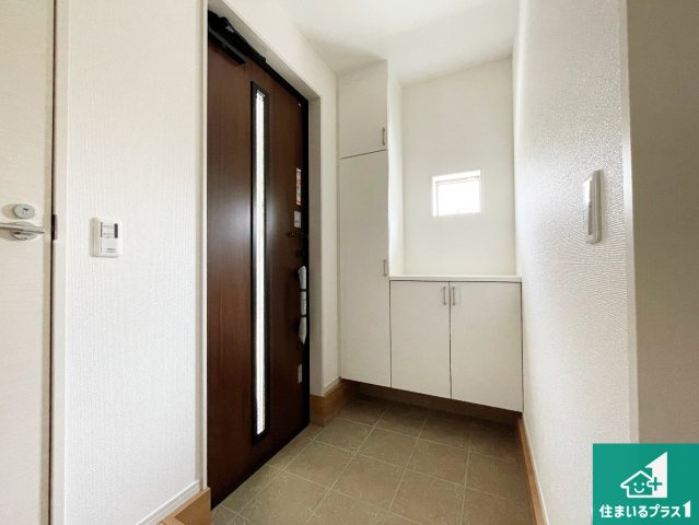 高槻市野田　第1期　新築一戸建ての玄関|シューズボックスにはたくさんの靴が収納できるので玄関周りはいつもスッキリ！ご家族が増えても安心！