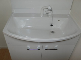 ゆったりとスペースのある洗面所