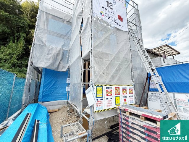 大阪狭山市今熊　新築一戸建ての前面道路含む現地写真|周辺は落ち着いた街並みの住宅地！子育てがしやすい住環境です！まだ未完成ですが、現地でしかわからない事もございます。是非一度ご覧ください。