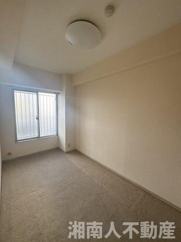 平塚スカイハイツの洋室|明るい洋室です