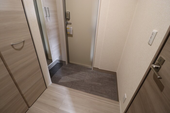 RESUA向中野　C棟の玄関