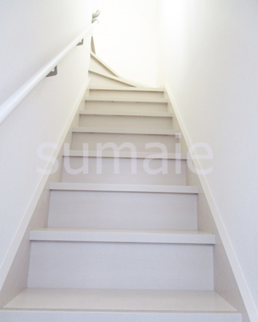 ファーストハウス王子の居間・リビング|玄関先に階段です！