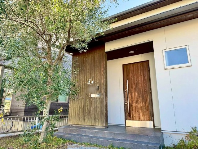 守山市川田町　中古戸建てのエントランス|ナチュラルな印象のポーチ部分は、まるで隠れ家カフェのような雰囲気があり、とても魅力的な空間です。