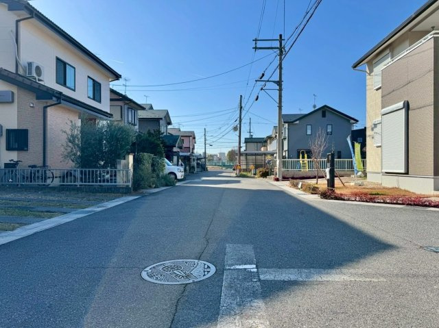 守山市川田町　中古戸建ての前面道路含む現地写真|前道ゆったり6ｍあるので、お車の出し入れも楽々。