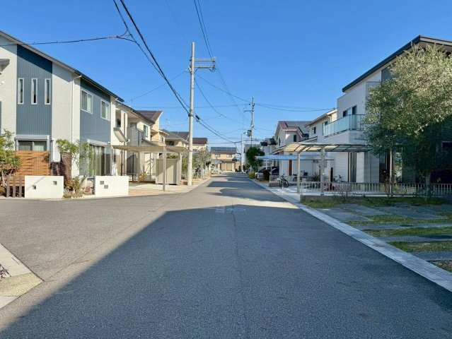 守山市川田町　中古戸建ての前面道路含む現地写真|閑静な住宅地にありながら、コンビニやスーパーまで徒歩圏内のバランスの取れた住環境です。