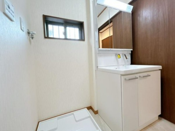 【中古】比企郡川島町上伊草築浅中古住宅の独立洗面台|朝の身支度に欠かせない洗面台です！