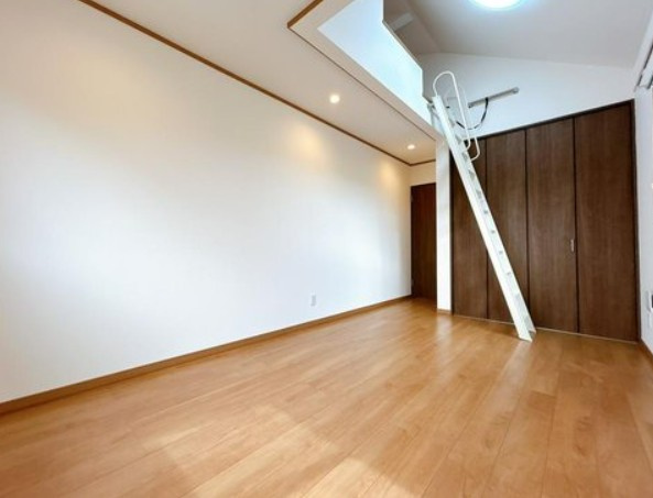 【中古】比企郡川島町上伊草築浅中古住宅の洋室|2F 8帖洋室です！ロフト付きです！