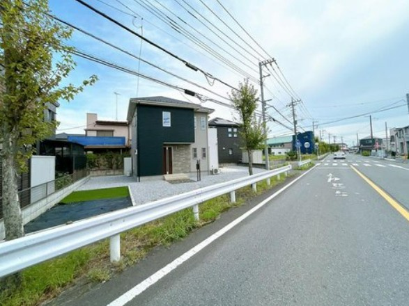 【中古】比企郡川島町上伊草築浅中古住宅の前面道路含む現地写真|前面道路含む現地写真です