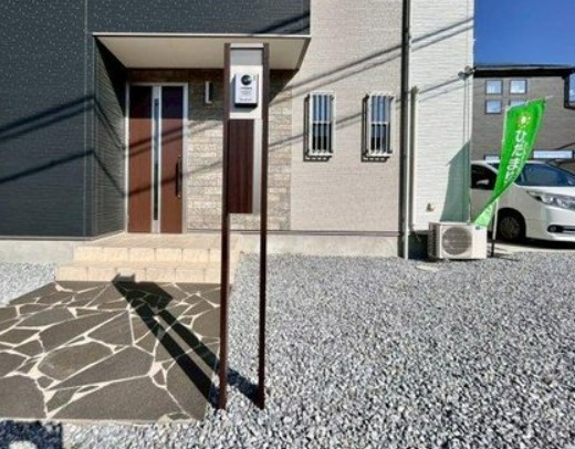 【中古】比企郡川島町上伊草築浅中古住宅の玄関|ポストとインターフォン