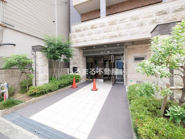 プレサンス難波幸町のエントランス